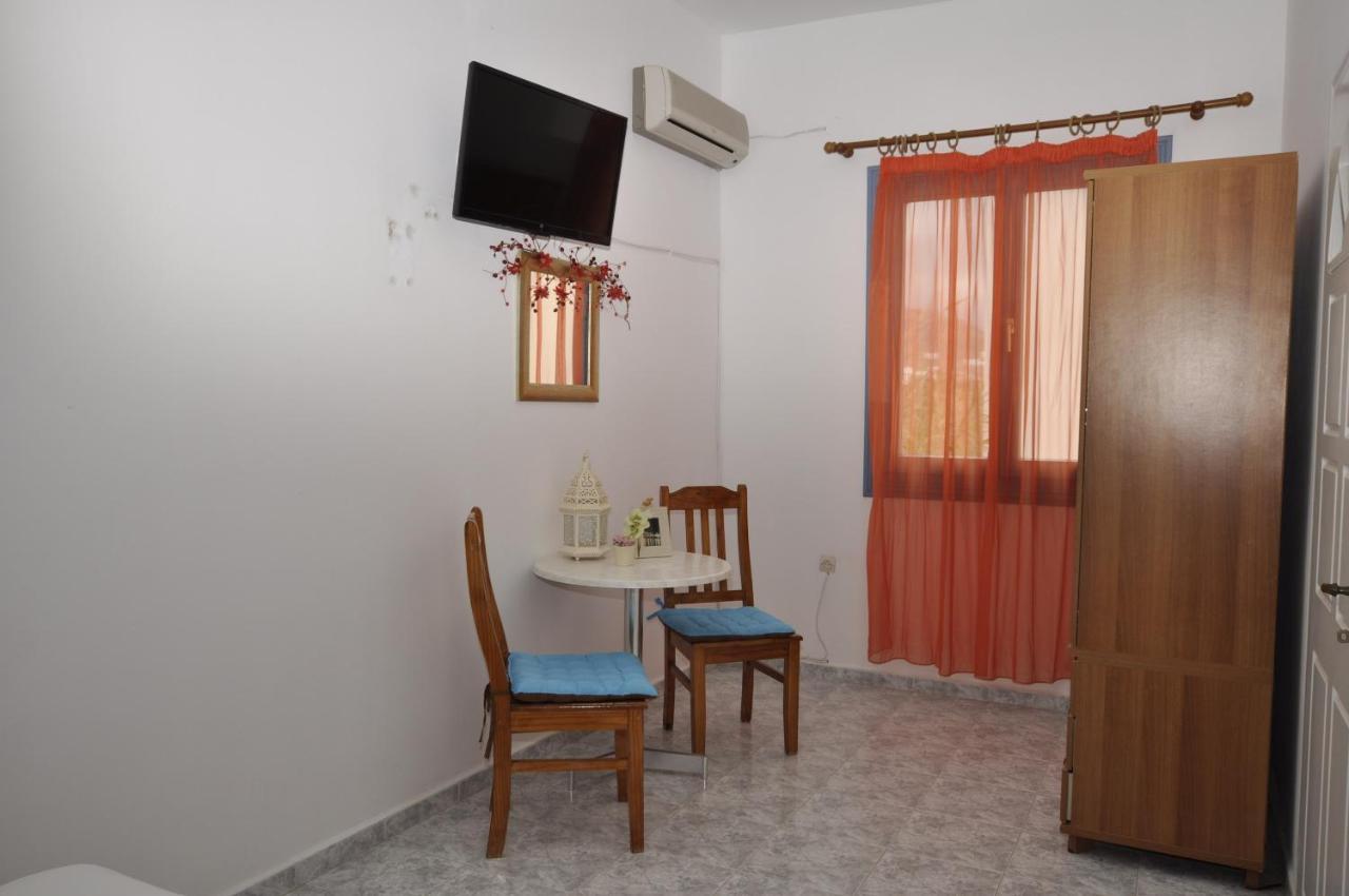 Manos Apartments Megas Gialos - Nites Bilik gambar